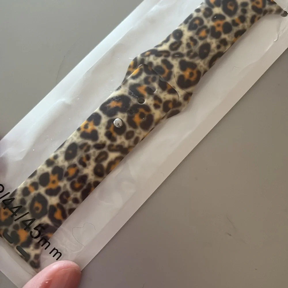 🆕 Silicone Leopard Print (See Pics) Print Apple Watch Band- Sz M/L 42/44/45